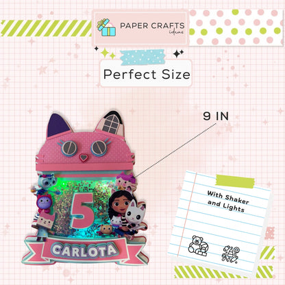 Decorative item with 'Carlota' on a pink and white checkered background with text about size and features.
